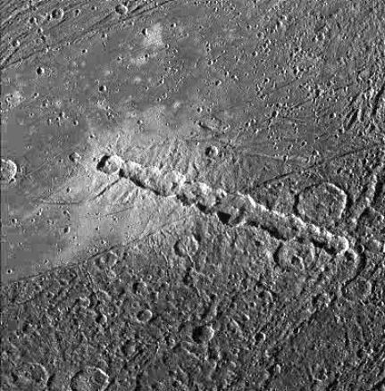 Ганимед, цепочка кратеров.jpg